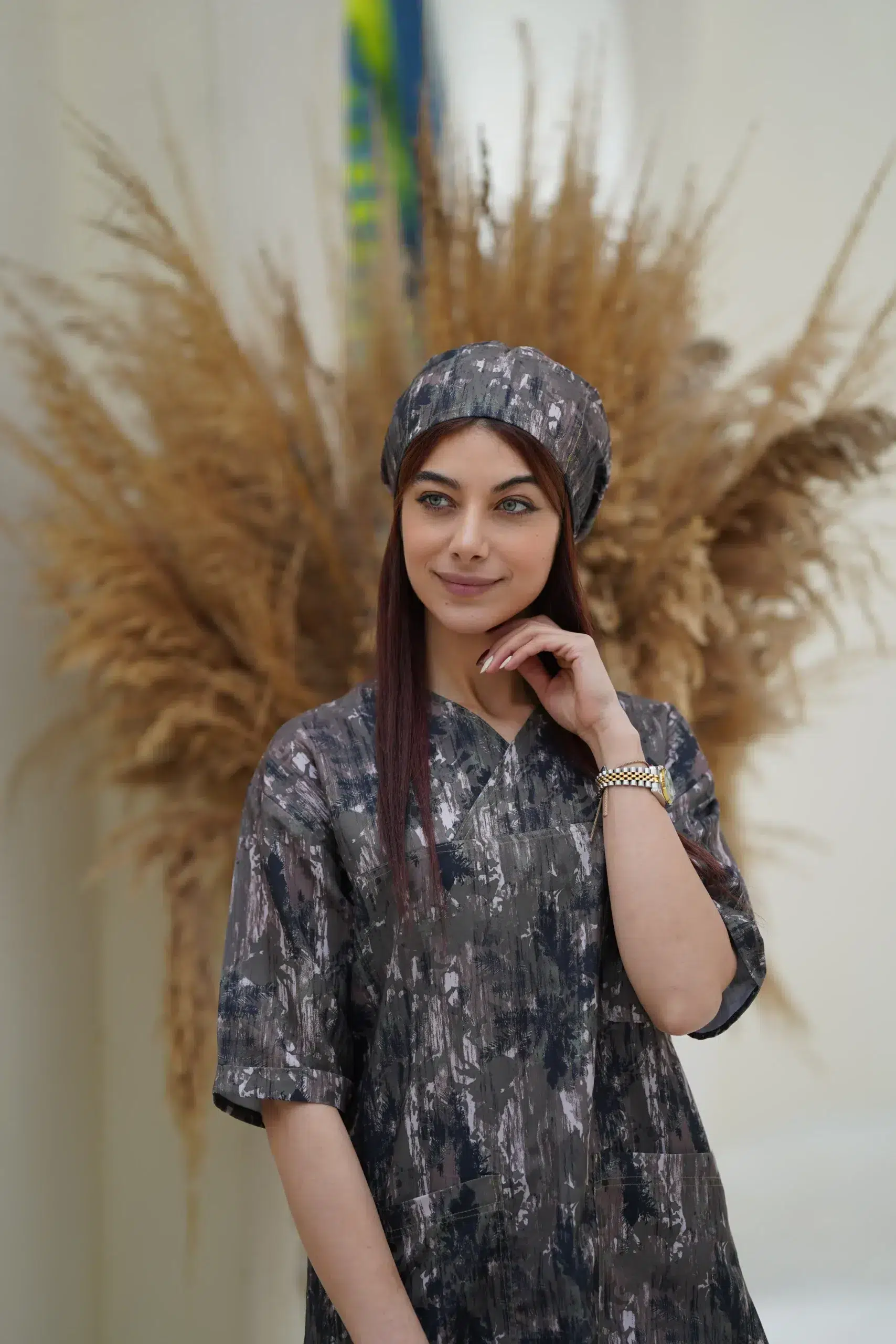 IMG_4729-scaled-1.webp کلاه جراحی طرح جنگل | سبک، خنک و مناسب پزشکان و پرستاران - تصویر 1