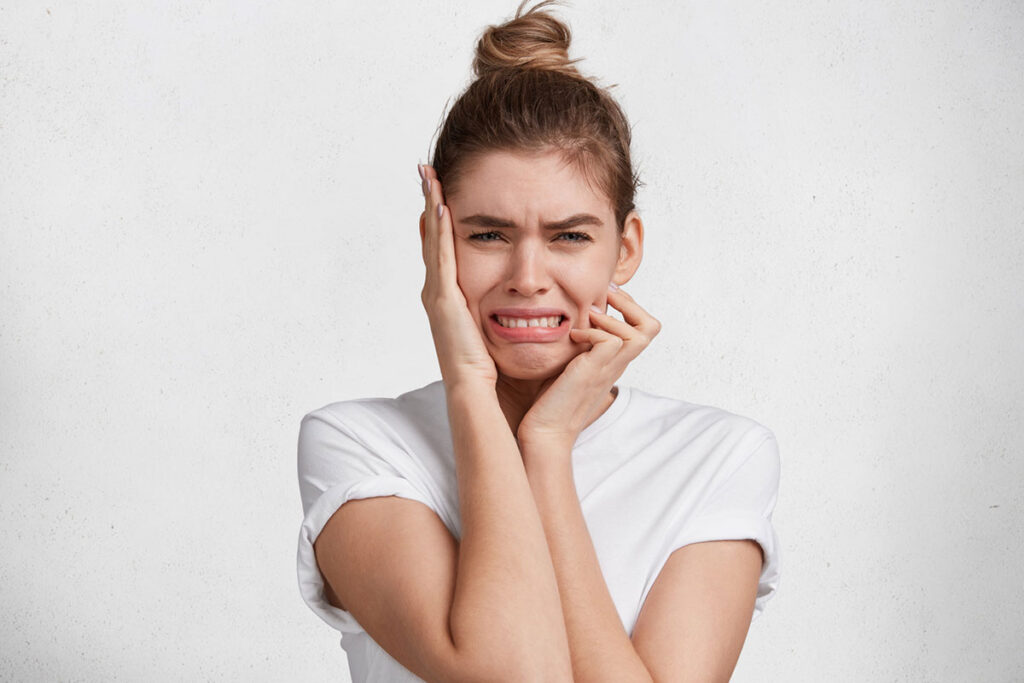 آیا لیفت صورت با نخ درد داره؟