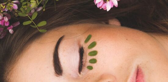 چگونه سیاهی و تیرگی دور چشم را برای همیشه از بین ببریم؟