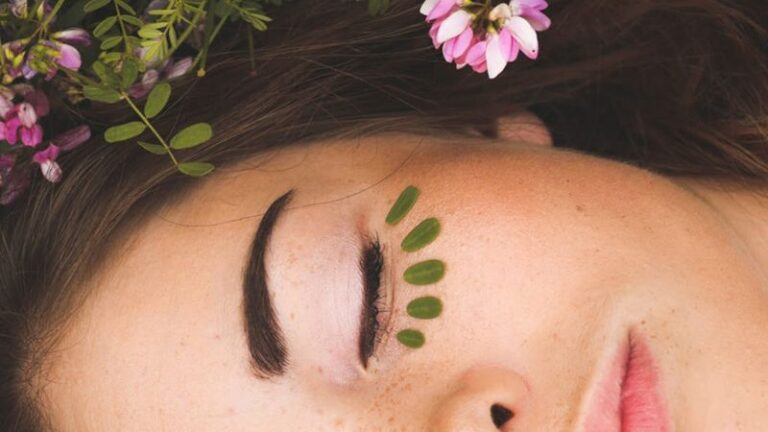 چگونه سیاهی و تیرگی دور چشم را برای همیشه از بین ببریم؟